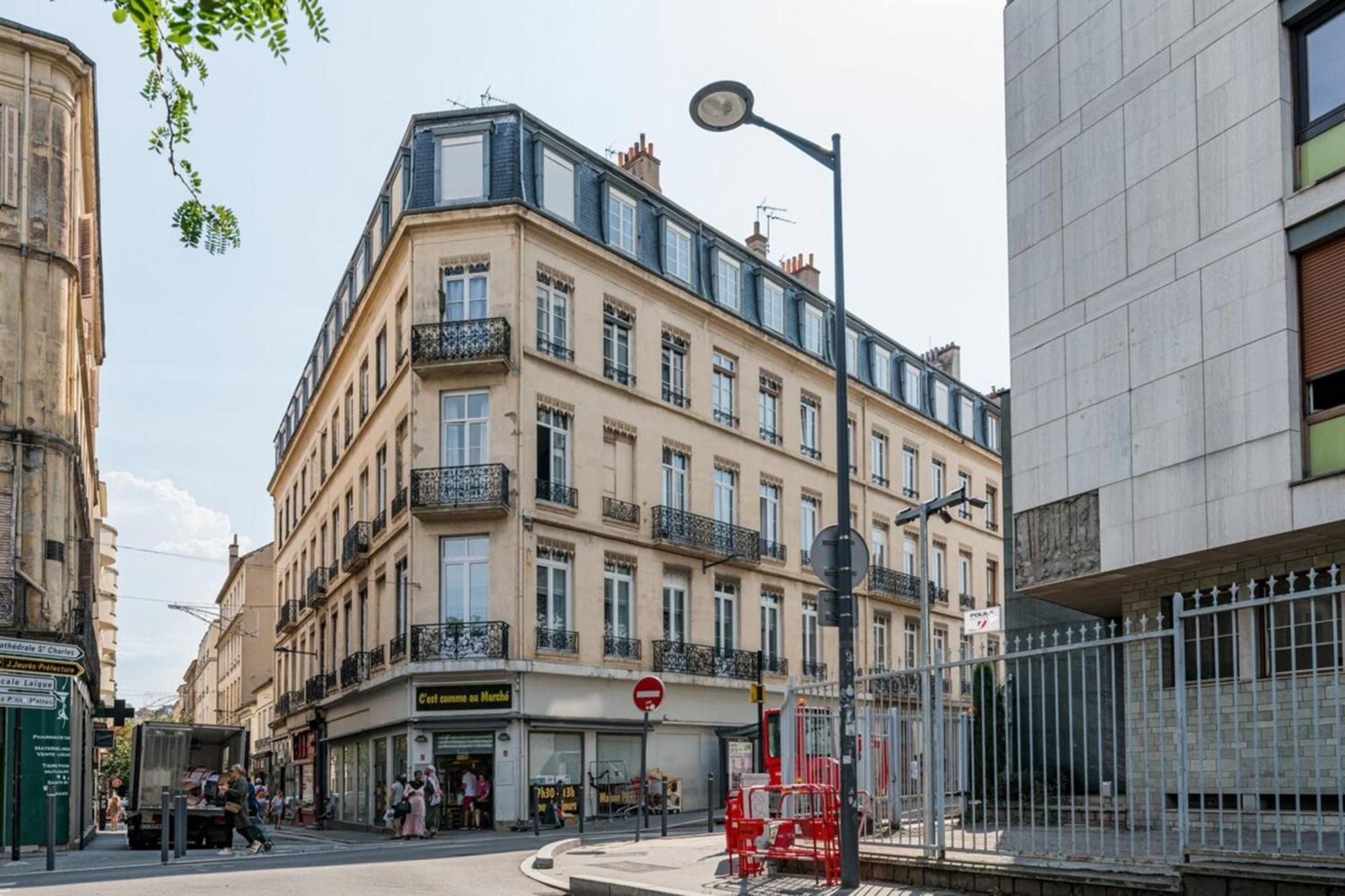 Beige Hospitalite - Gisele - Ultralux Balneo - Neuf 2 Chambres Saint-Etienne  Exterior photo